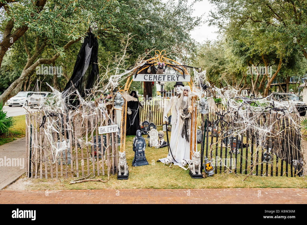 Scary Halloween Figuren und Dekorationen in einen kleinen öffentlichen Park in Rosemary Beach, Florida, USA. Stockfoto