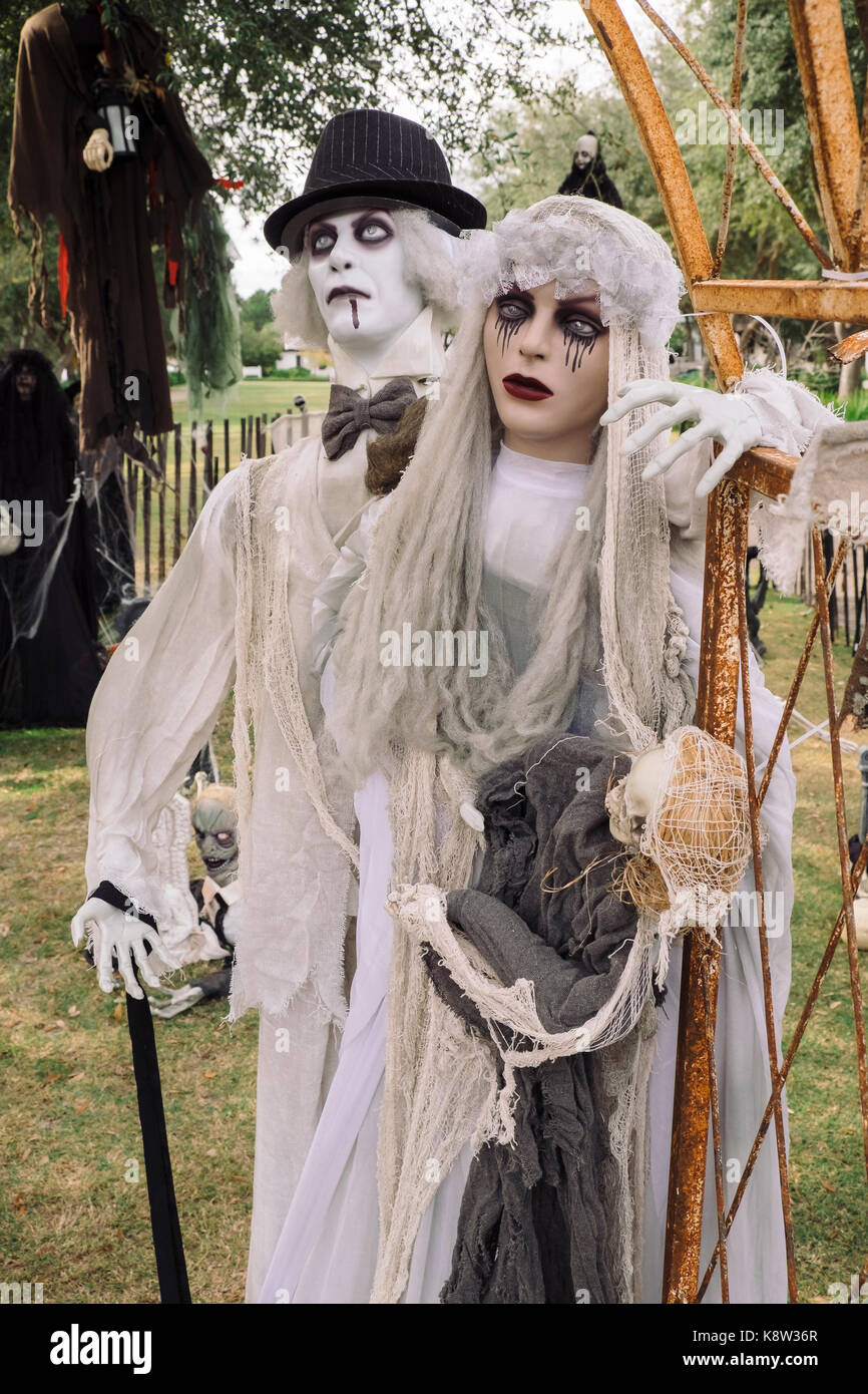 Scary Halloween Figuren und Dekorationen in einen kleinen öffentlichen Park in Rosemary Beach, Florida, USA. Stockfoto