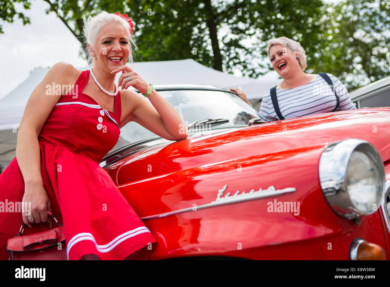 Junge Frauen in nostalgischen Outfit vor der klassischen Auto Skoda Felicia besuchen Golden Oldies Festival 2017, Wettenberg, Deutschland. Die Golden Oldies Festival ist eine jährliche nostalgische Festival (est.1989) mit Fokus auf die 1950er bis 1970er Jahren, mit mehr als 1000 ausgestellten Oldtimer und alte Hasen, über 50 live Bands und nostalgischen Markt. Credit: Christian Lademann Stockfoto