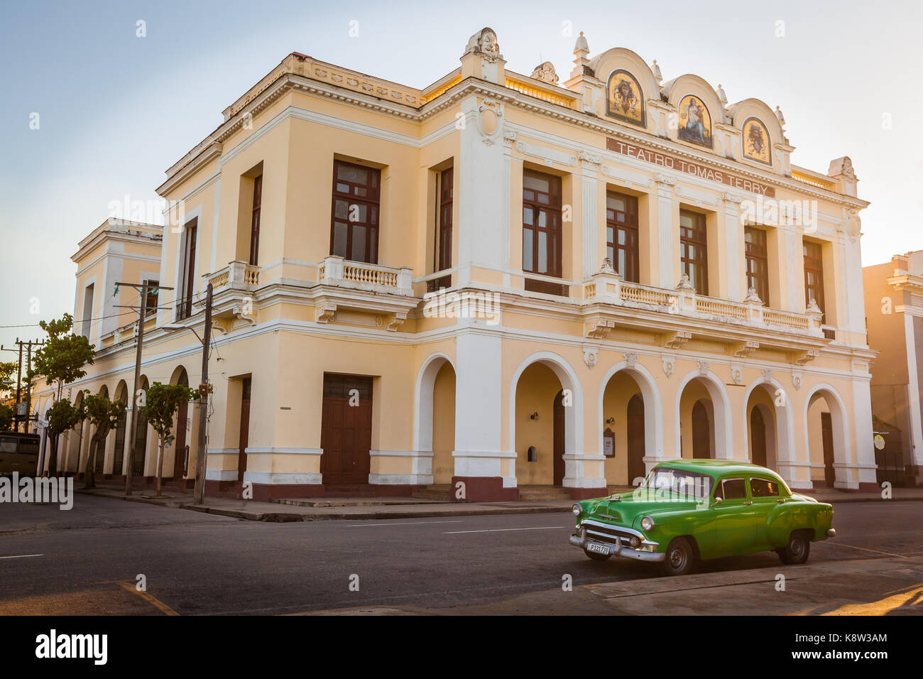 Einen Oldtimer vor dem Tomas Terry Theater im historischen Stadtzentrum von Cienfuegos, Kuba. Das historische Zentrum von Cienfuegos ist ein UNESCO-Herita Stockfoto