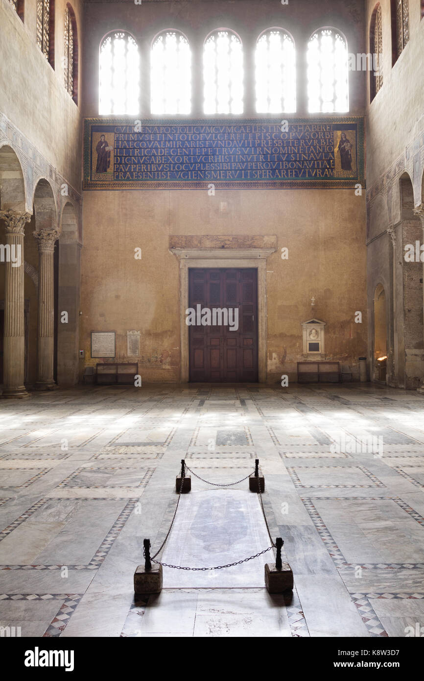 Basilika Santa Sabina (die ältesten erhaltenen römischen Basilika in Rom mit der ursprünglichen colonnaded rechteckigen Grundriss und architektonischen Stil) Stockfoto