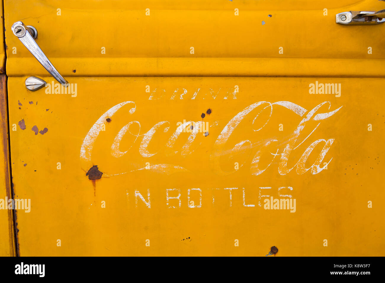 Verblasste Coca Cola Logo auf der Tür des alten amerikanischen LKW Stockfoto