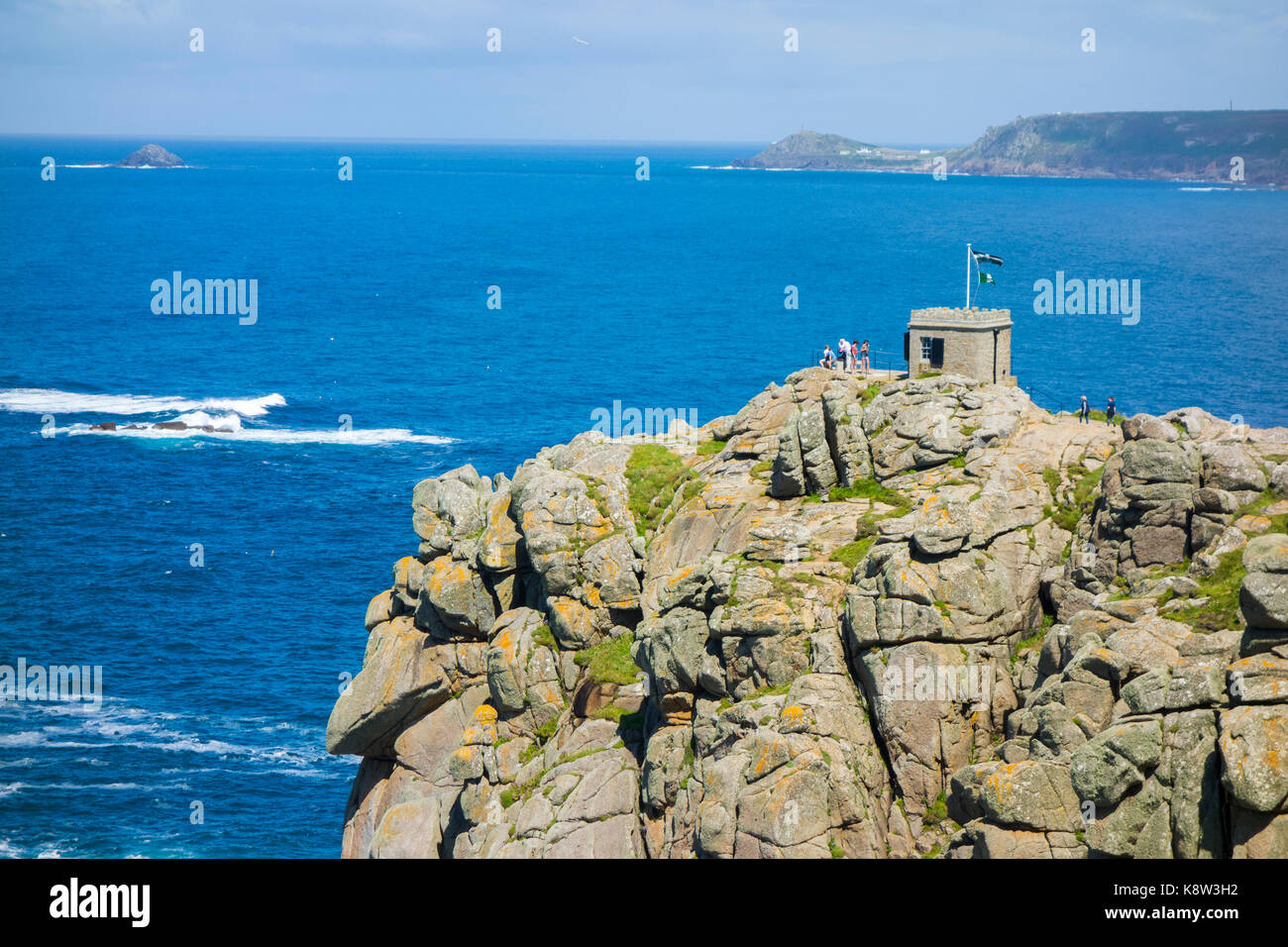 Manyon Lookout eine kleine steinerne Aussichtsturm steht auf dem pedn - Männer - du Kopf Land Stockfoto
