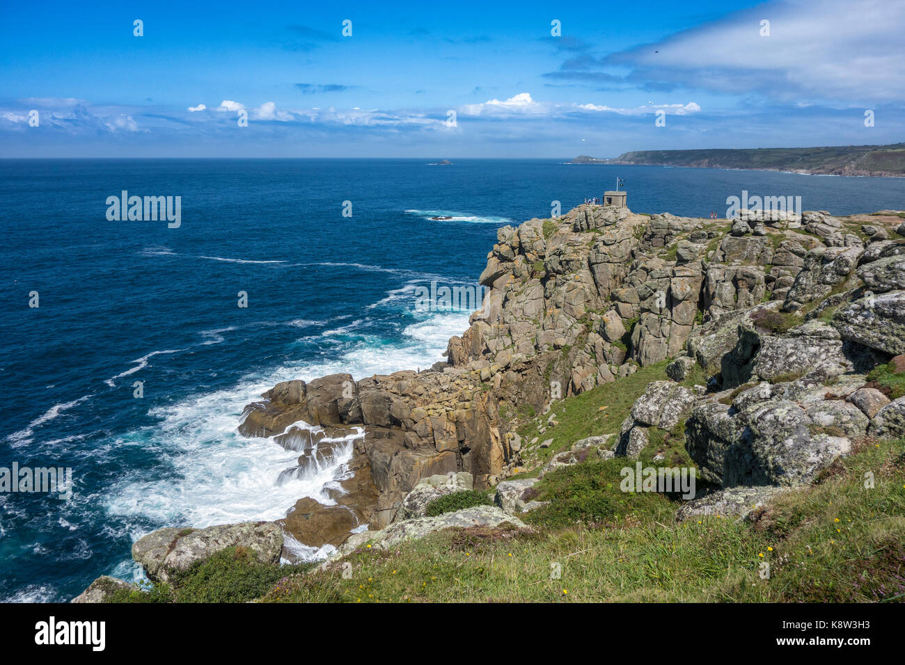 Manyon Lookout eine kleine steinerne Aussichtsturm steht auf dem pedn - Männer - du Kopf Land Stockfoto