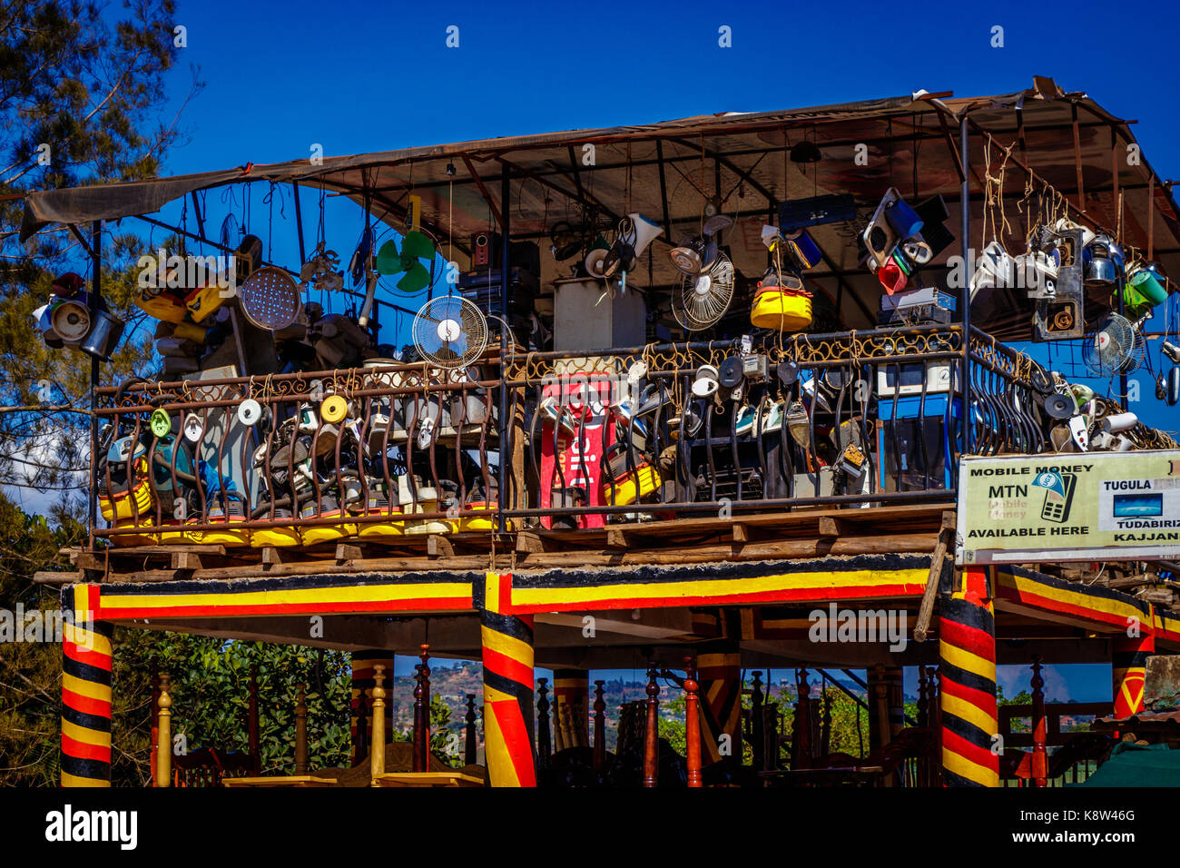 Alles verkaufen auf der Straße in Kampala in Uganda Stockfoto