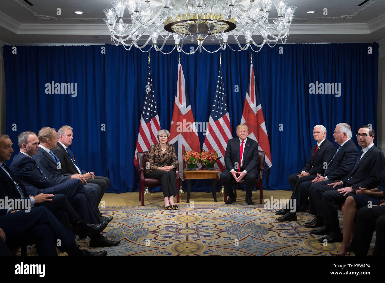 Premierminister Theresa May trifft US-Präsident Donald Trump für Gespräche auf die Lotte Palace Hotel, New York, USA. Stockfoto