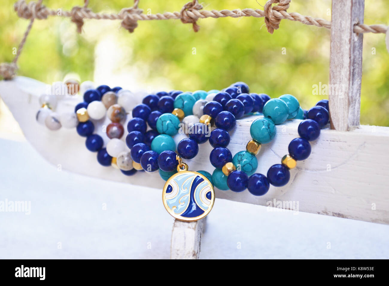 Blau Achat Edelstein Armbänder - griechischer Schmuck mit bösen Blick  Stockfotografie - Alamy