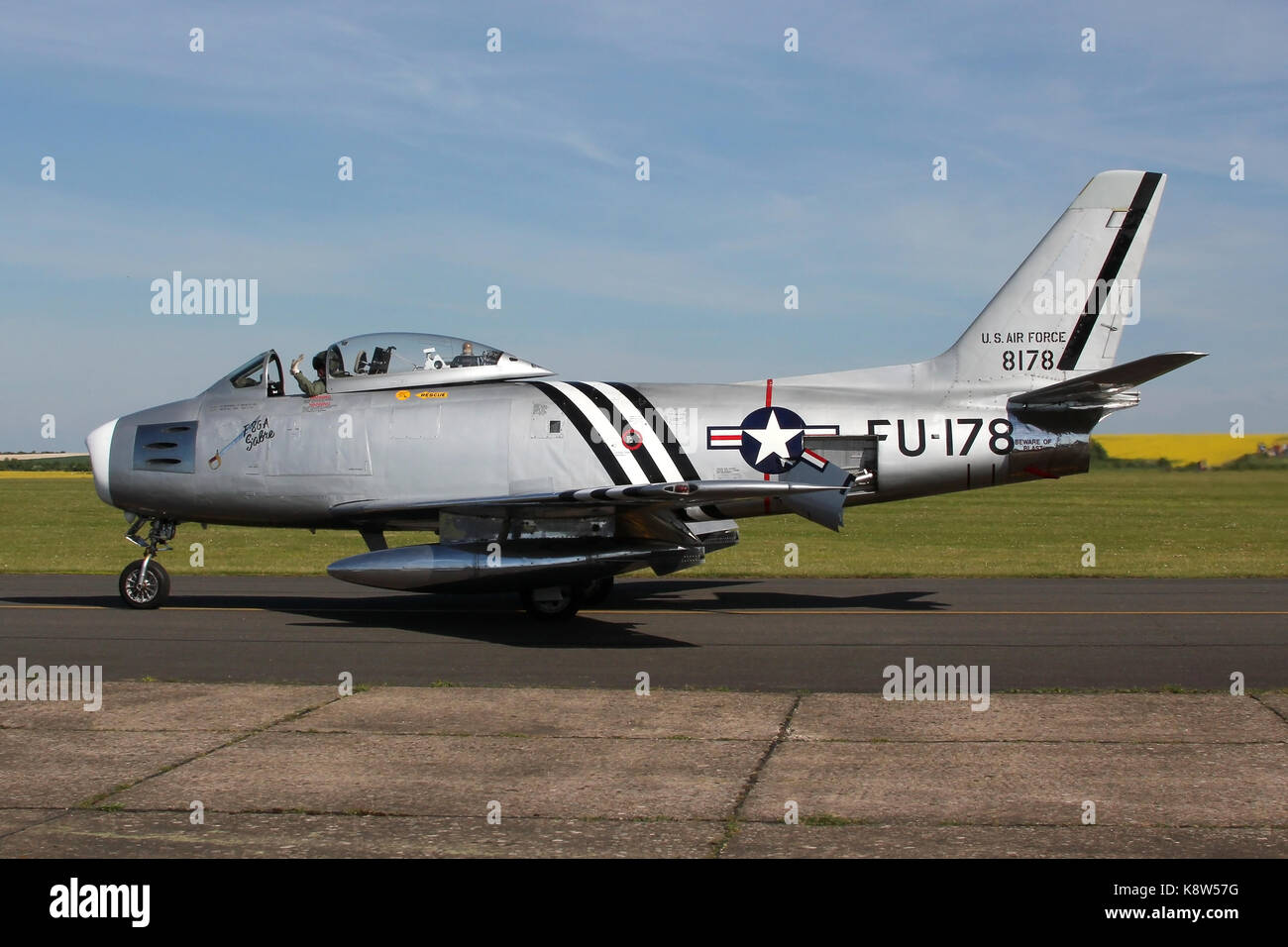 Goldene Äpfel North American F-186 A Sabre Besteuerung zurück mit der Linie an der Duxford nach einer Show in 2013. Es wurde in den USA das folgende Jahr verkauft. Stockfoto