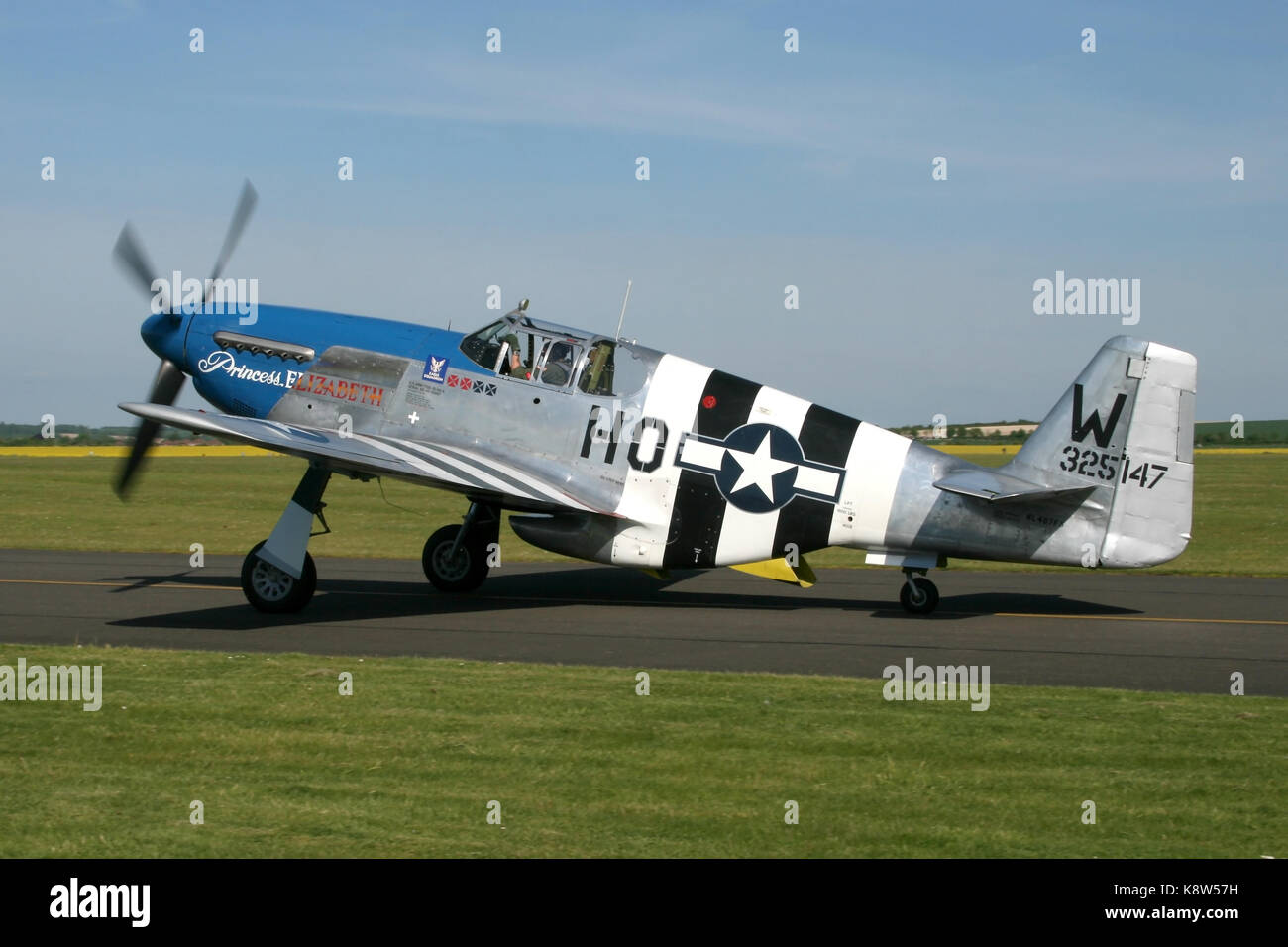 North American P-51C Mustang "Prinzessin Elisabeth" Besteuerung zurück in die flightline in Duxford nach einem Flying Display. Stockfoto