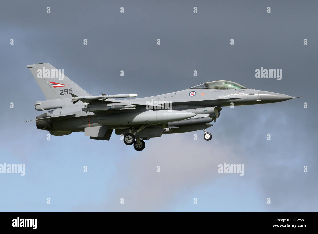 Royal Norwegian Air Force F-16 bin Landung an der Niederländischen Air Force Base in Leeuwarden während der Übung Frisian Flag. Stockfoto