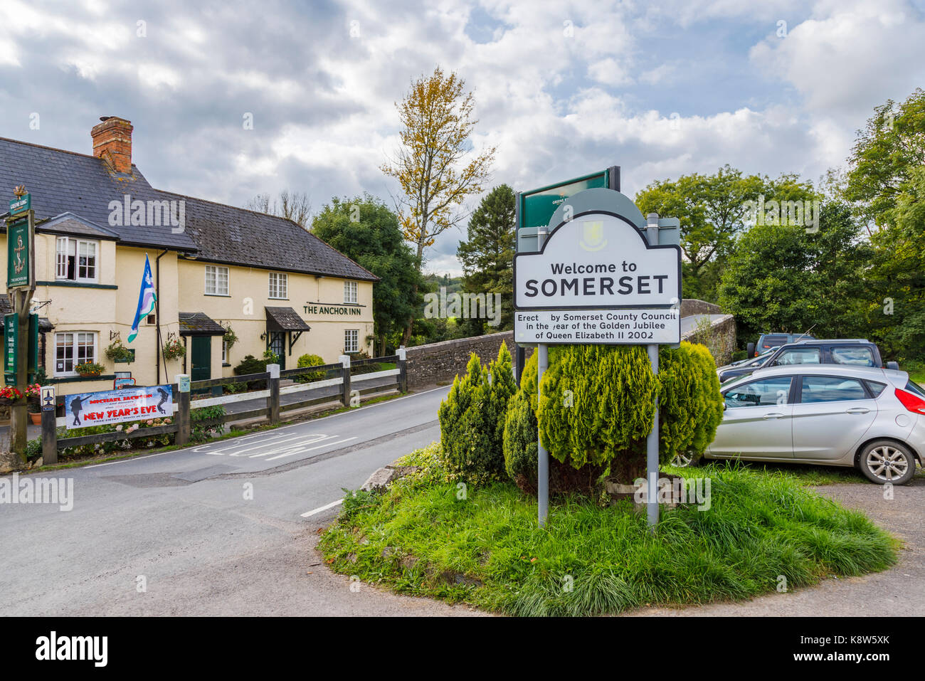 Nach Somerset street sign durch die Anchor Inn im Exebridge, einem Dorf an der Grenze zwischen Devon und Somerset, England Willkommen Stockfoto