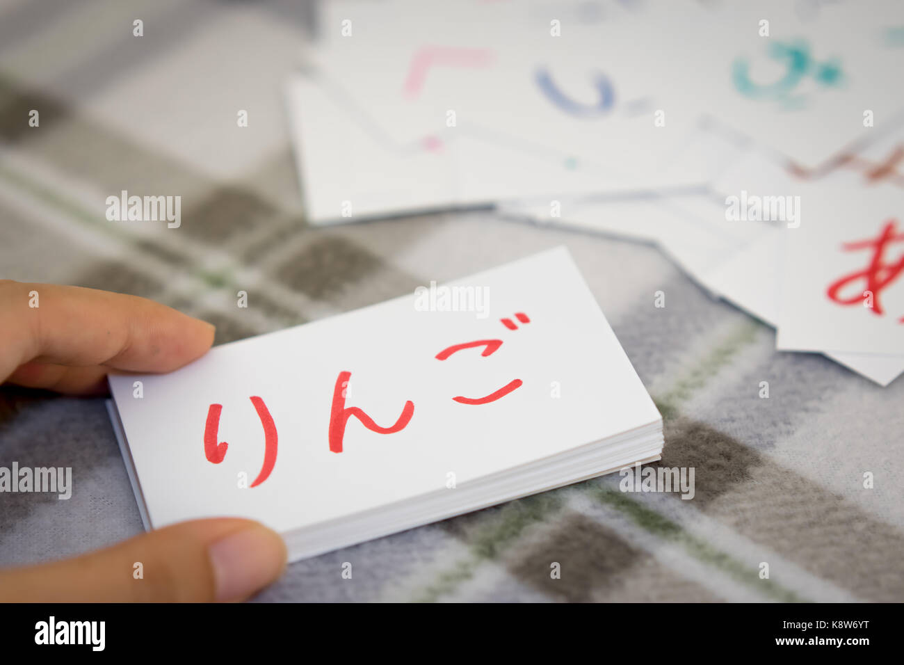 Japanisch; Lernen das neue Wort mit dem Alphabet Karten (Übersetzung; Apple) Stockfoto