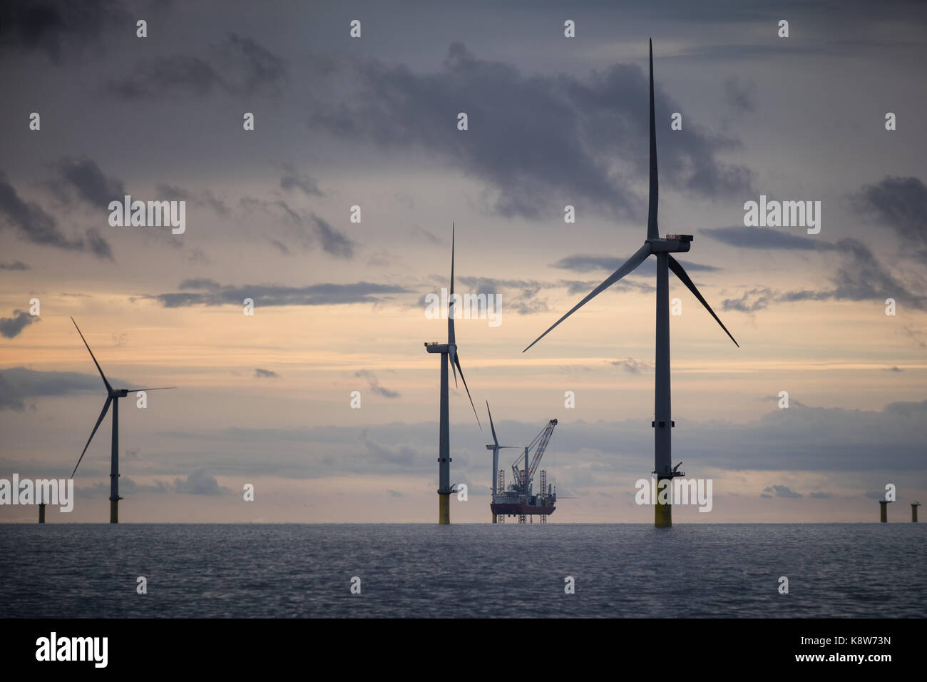 Seajacks Scylla Installieren der IMS Vestas Windenergieanlagen (WEA) bei Sonnenuntergang auf Walney Erweiterung Windpark Stockfoto