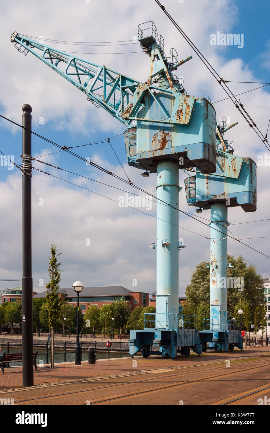 Krane entlang der Kante des Docks an Salford Quays Stockfoto