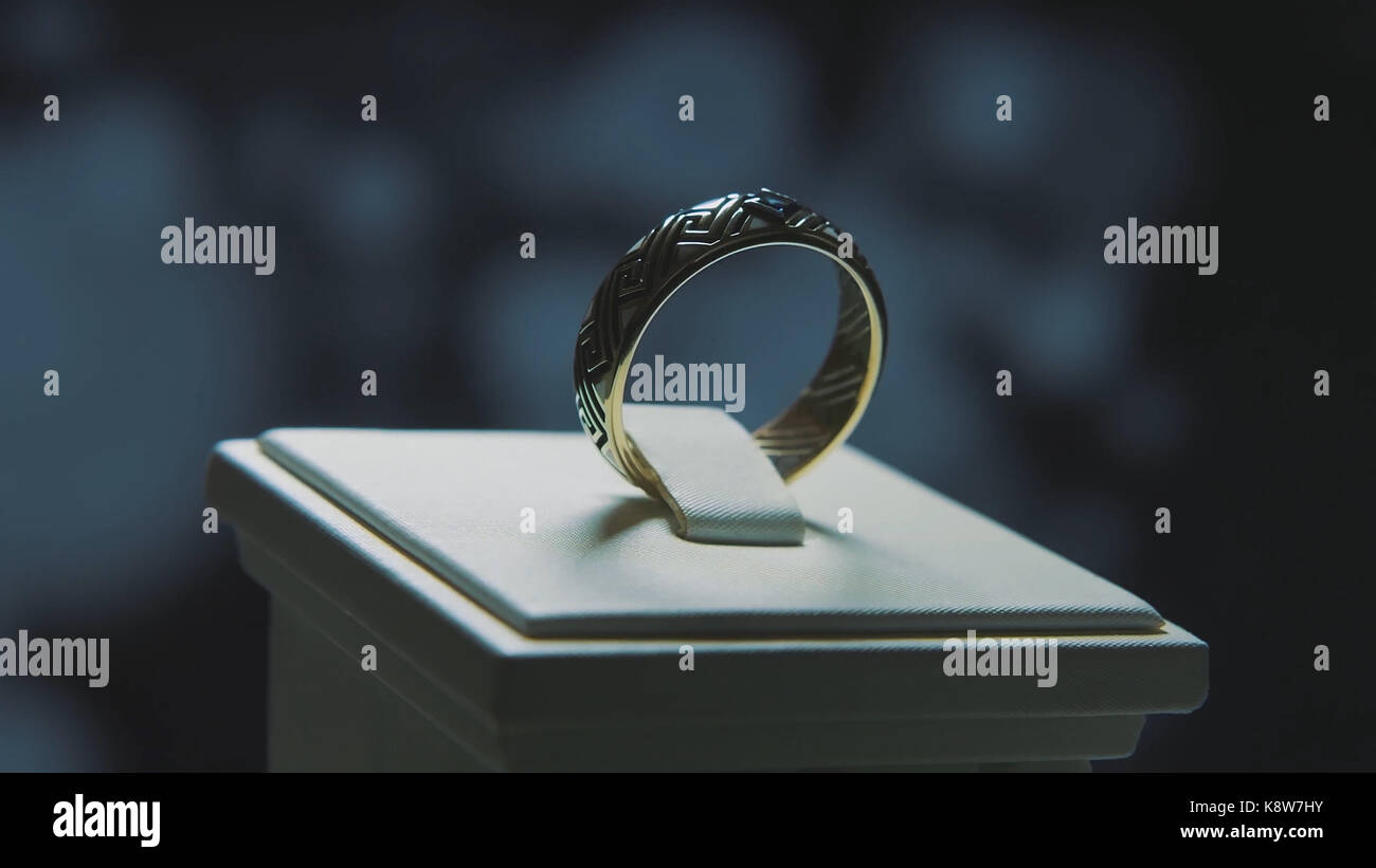 Golden finger Ring mit gelben Edelstein. Ring in Gold mit Saphiren browm, Hochzeit Ring - Schmuck mit Diamanten und Edelsteinen schwarzen Hintergrund. Silber oder Weiß Gold Ring Stockfoto