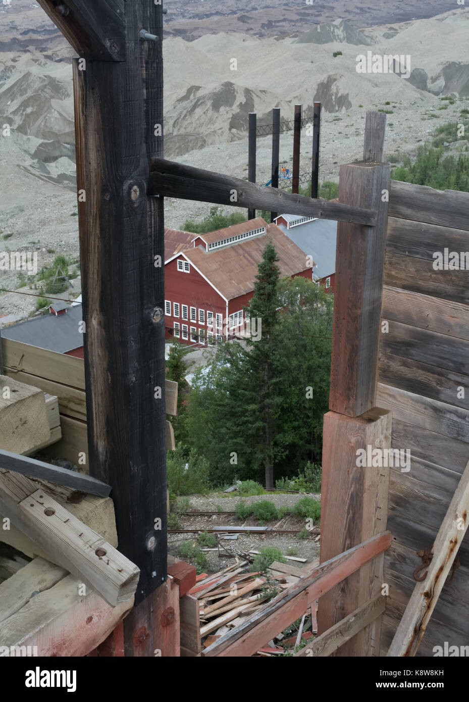 Die rote Farbe des power house bei Kennicott Mine ist deutlich über den gebrochenen Planken aus der Sortierung Gebäude peeling sichtbar. Stockfoto