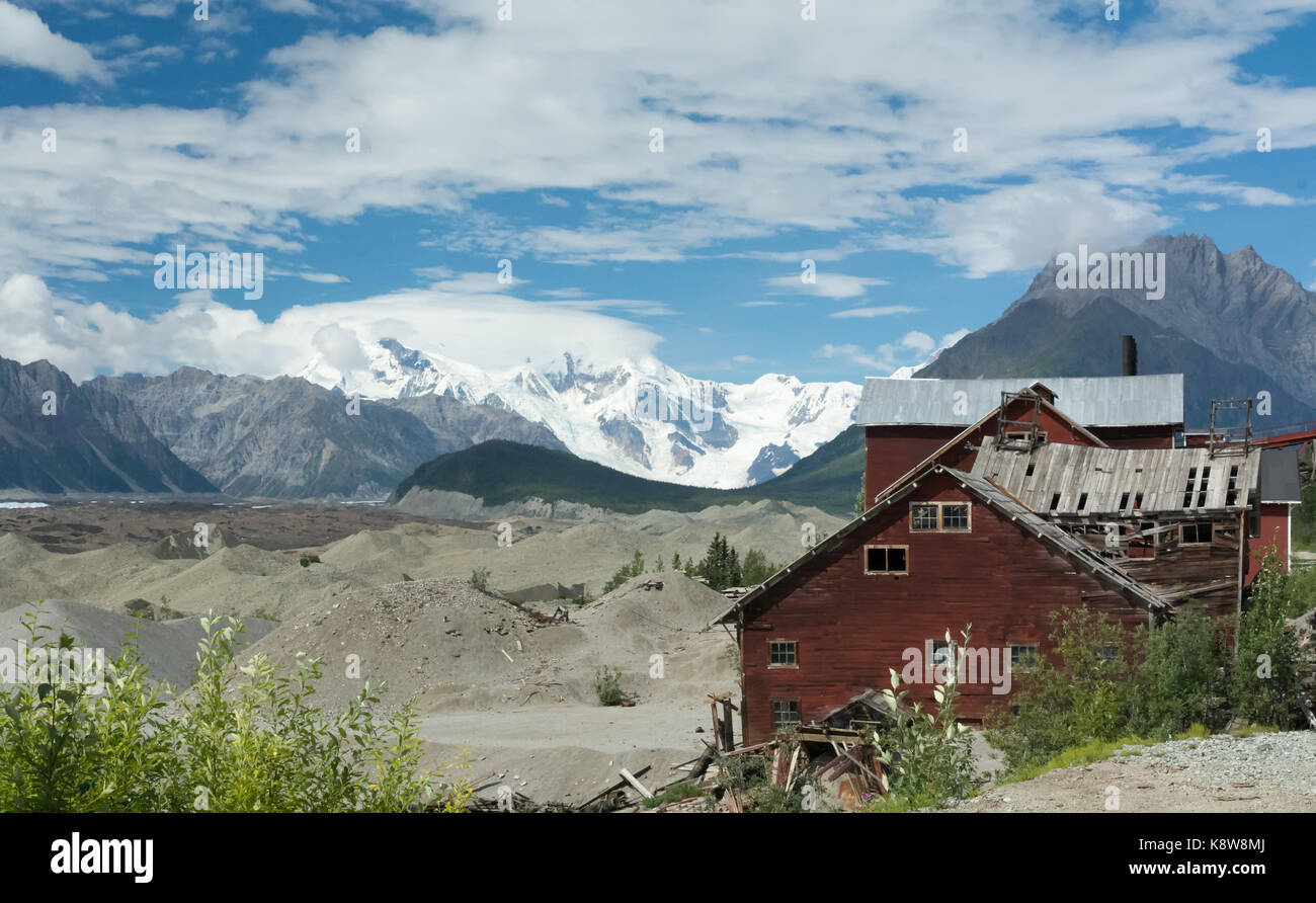 Das verfallende Gebäude der Kennicott mine sitzen an der Basis der verschneiten Berge. Stockfoto