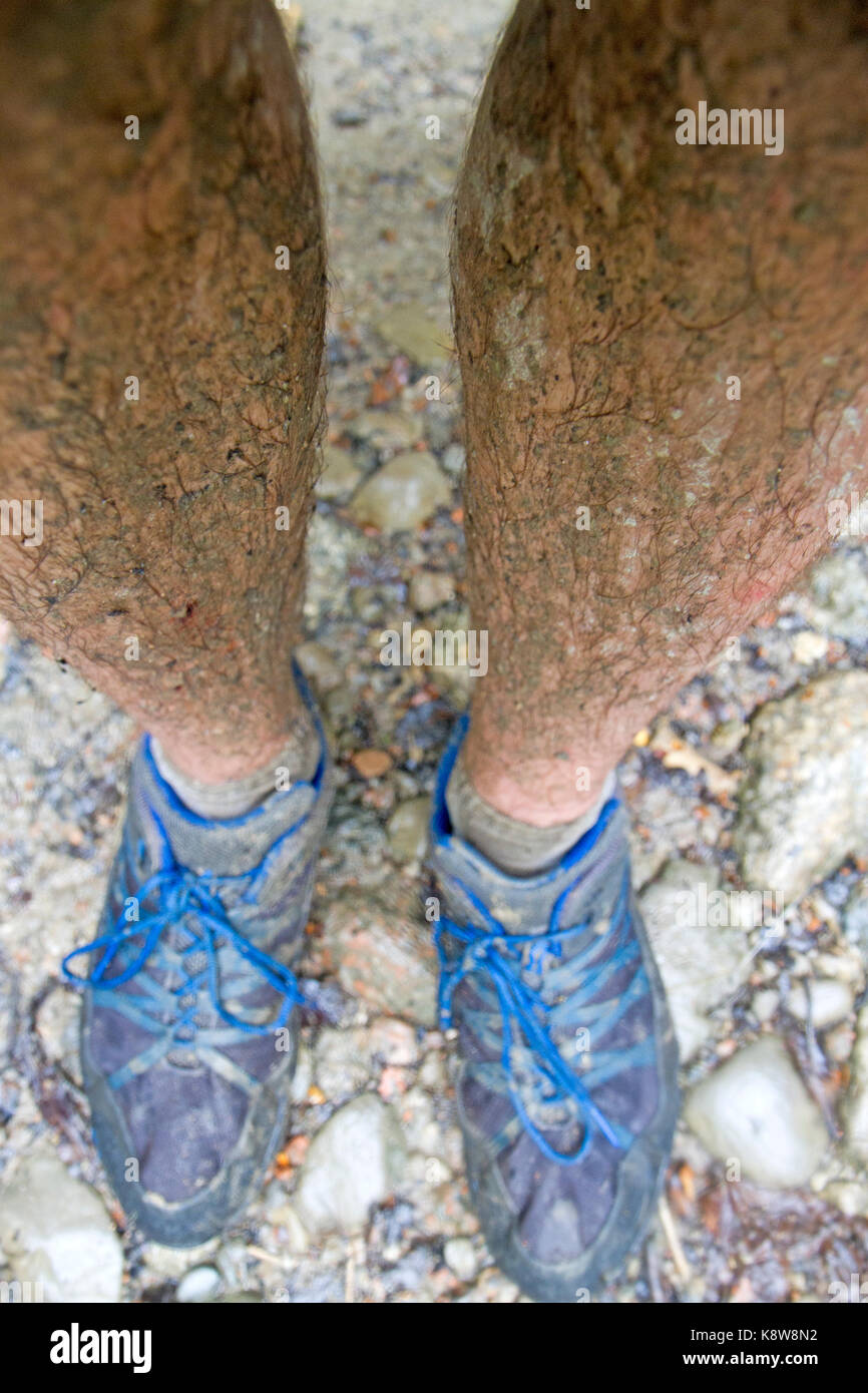 Muddy Beine nach einem Tag der Mountainbiken auf den alten Geist Straße Stockfoto