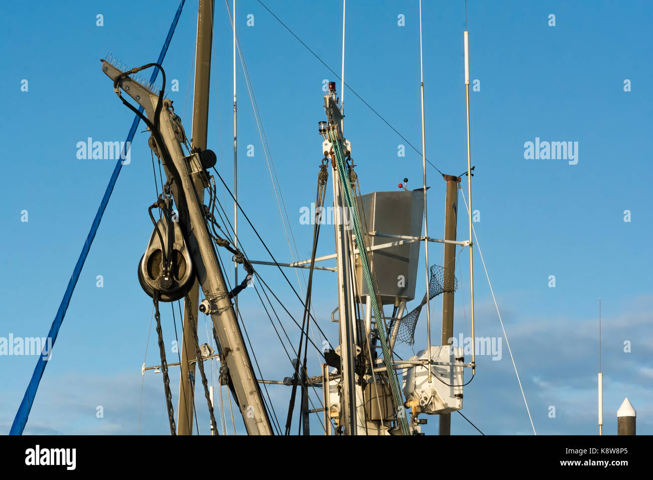 Die Kontrollen auf das Crow's Nest eines Alaskan Trawler befindet sich in der Takelage und Ausrüstung coverning die Oberseiten der Mast des Schiffes und Ausleger eingebettet. Stockfoto