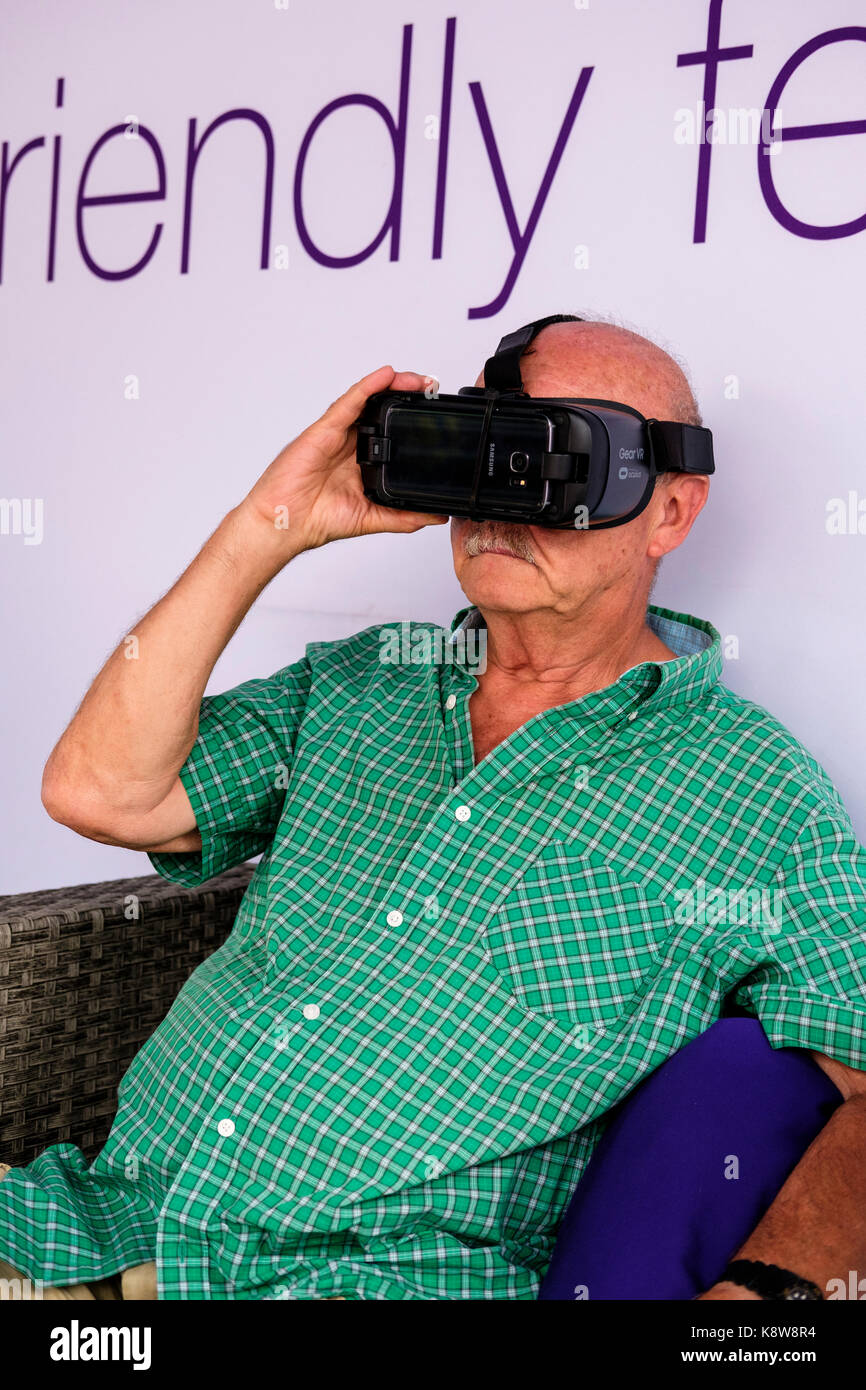 Leitender Mann an einem Stand von Telus Mobility mit Samsung Oculus Gear VR-Headset und Metaverse Virtual-Reality-Technologie-Googles in London, Ontario, Kanada. Stockfoto
