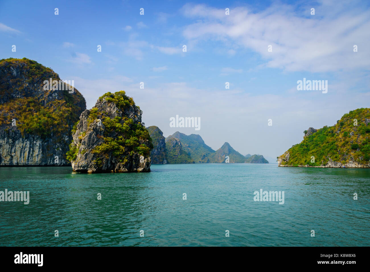 Halong Bucht dramatische Landschaft mit Karstinseln. Ha Long Bay ist UNESCO-Weltkulturerbe und beliebtes Touristenziel Stockfoto