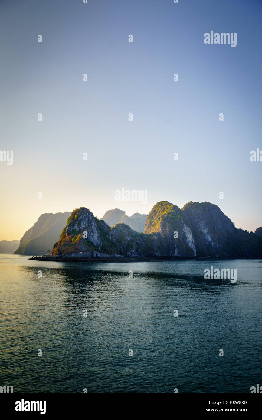 Halong Bucht dramatische Landschaft mit Karstinseln. Ha Long Bay ist UNESCO-Weltkulturerbe und beliebtes Touristenziel Stockfoto