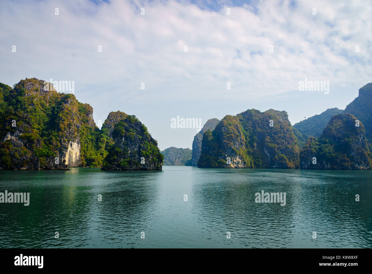 Halong Bucht dramatische Landschaft mit Karstinseln. Ha Long Bay ist UNESCO-Weltkulturerbe und beliebtes Touristenziel Stockfoto