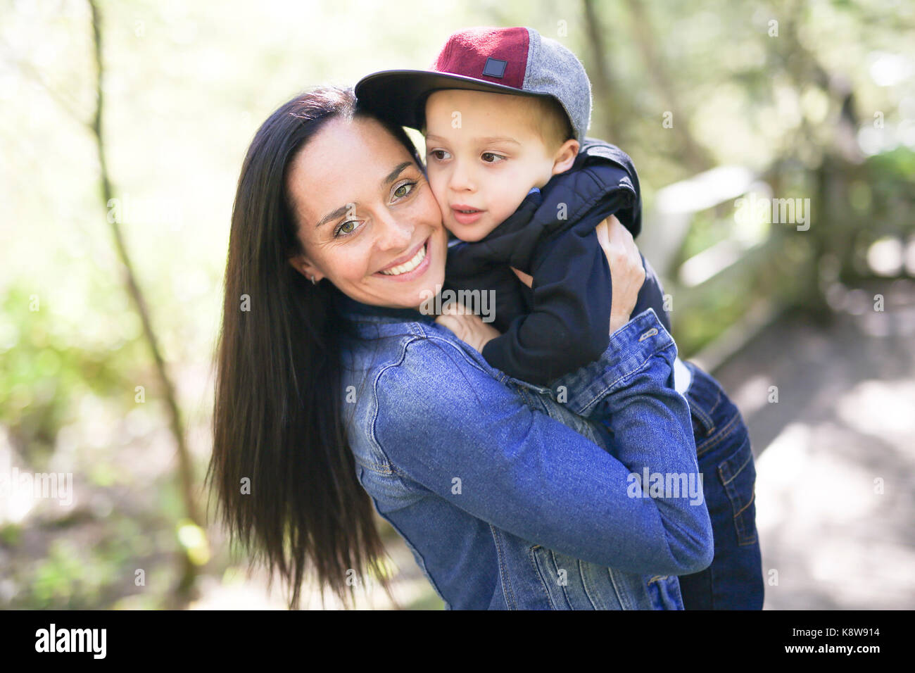 Mutter und Sohn im Wald Spaß Stockfoto