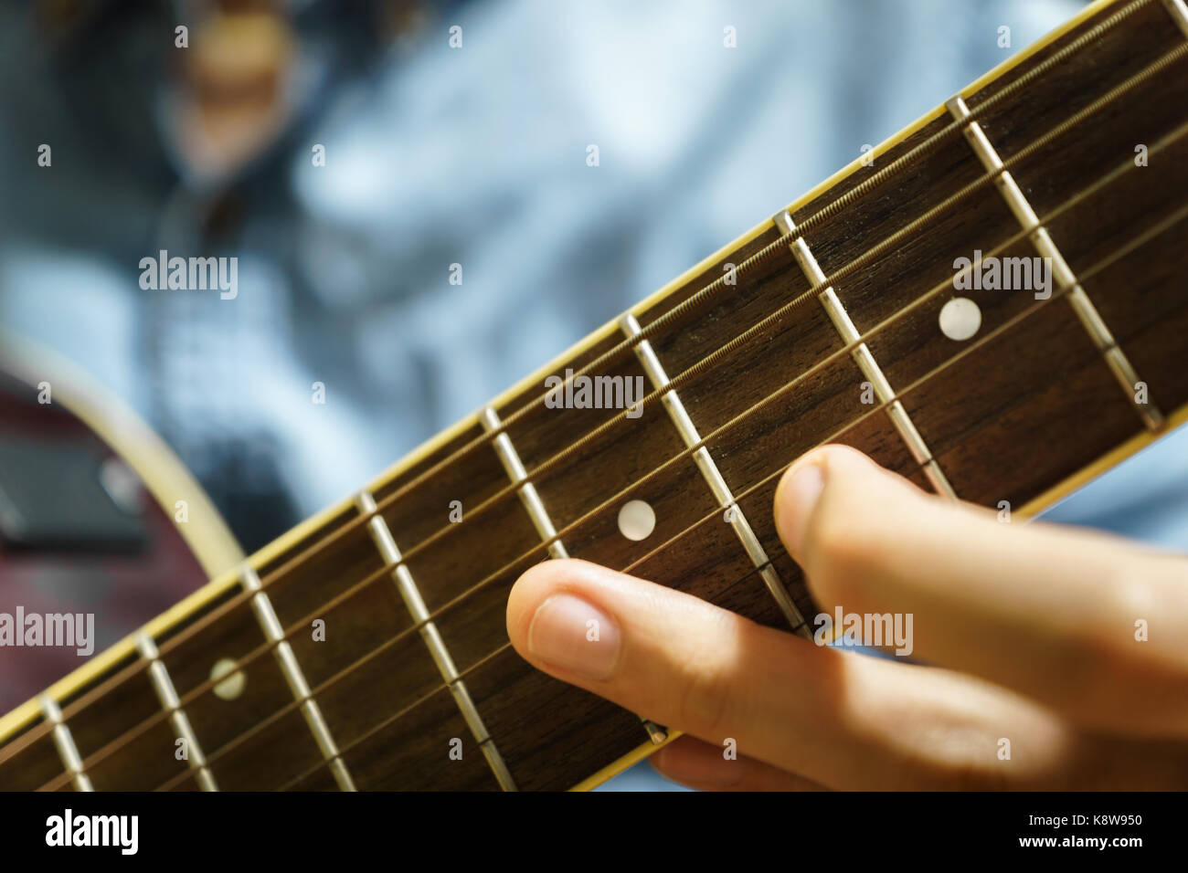 Akustik Gitarre close-up Spielen für jazz rock Volksmusik Stockfoto