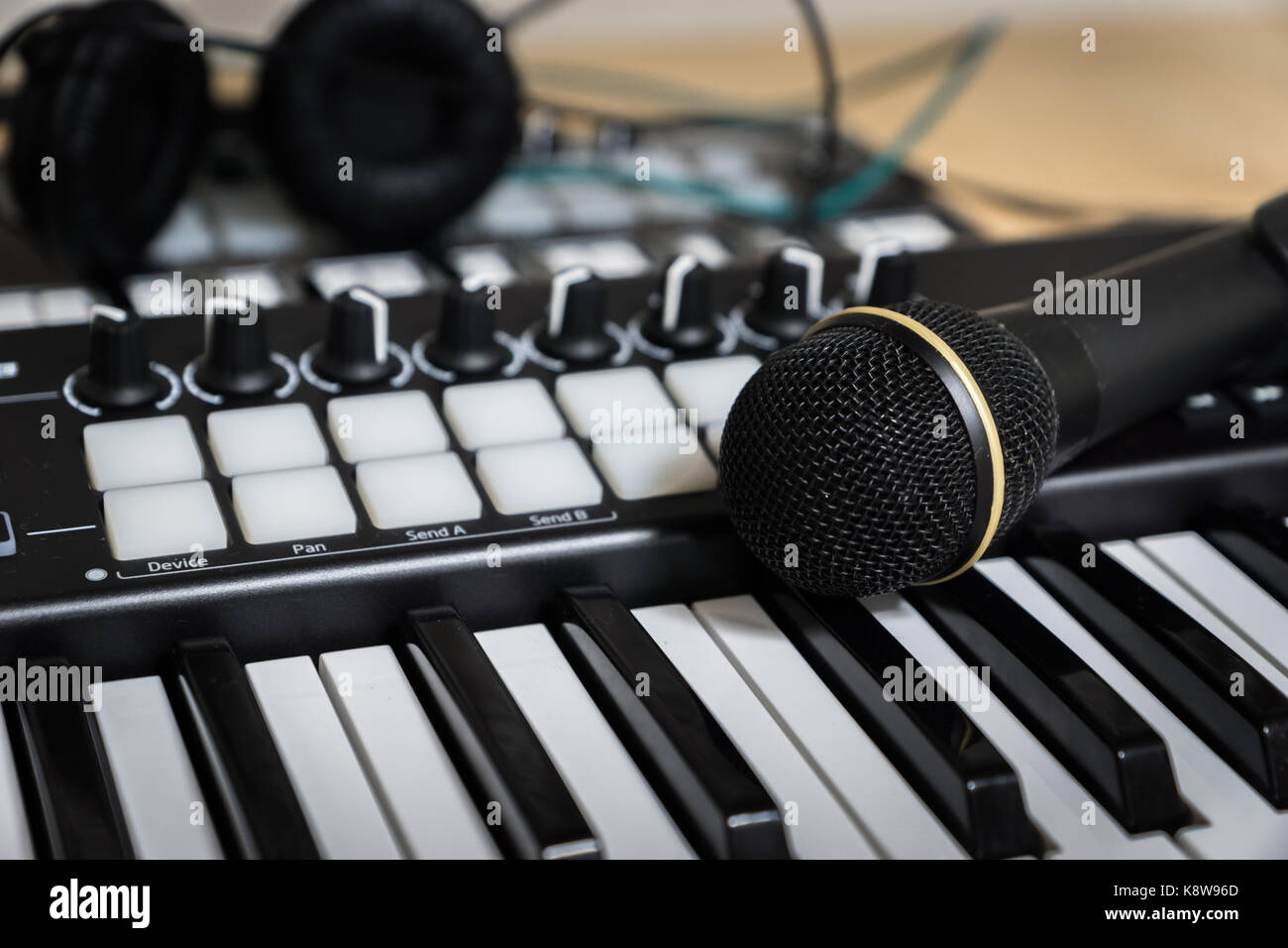 Midi-Keyboard/midi-controller und Mikrofon, elektronischen Musikinstrumente  Synthesizer für EDM Music Production Stockfotografie - Alamy