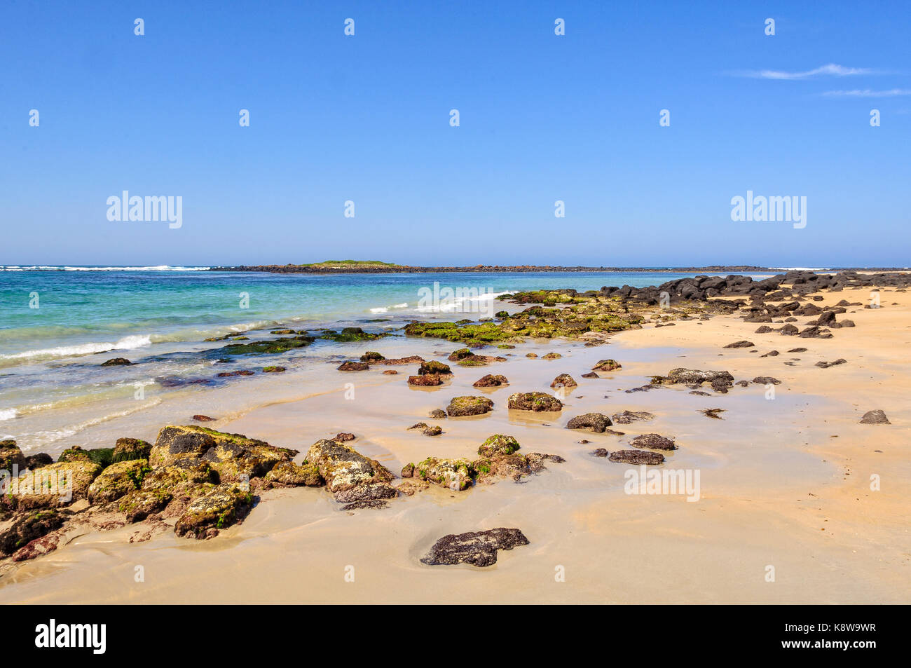 Flache Strand zwischen Griffiths Island und dem Festland - Port Fairy, Victoria, Australien Stockfoto