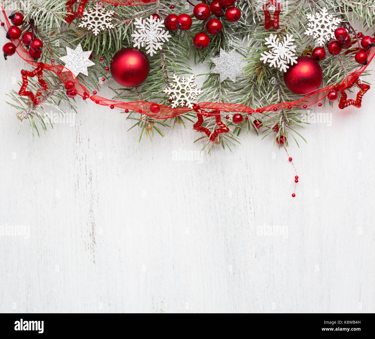 Tanne Zweig mit Weihnachtsschmuck auf alte, schäbige Hintergrund mit Kopie Platz für Text. Stockfoto