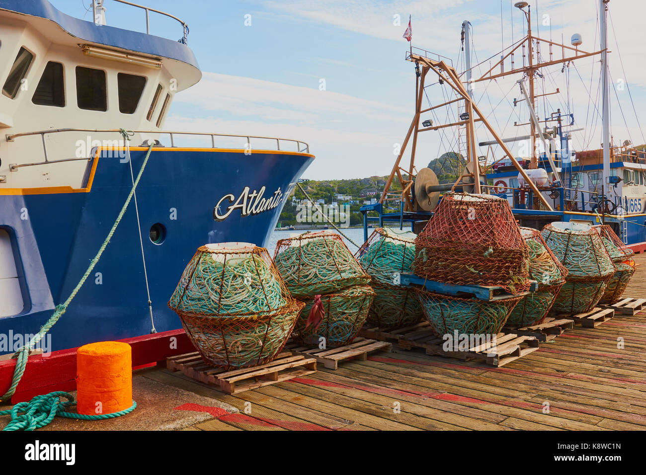 Fischtrawler und Hummer Töpfe, St John's Neufundland, Kanada Stockfoto
