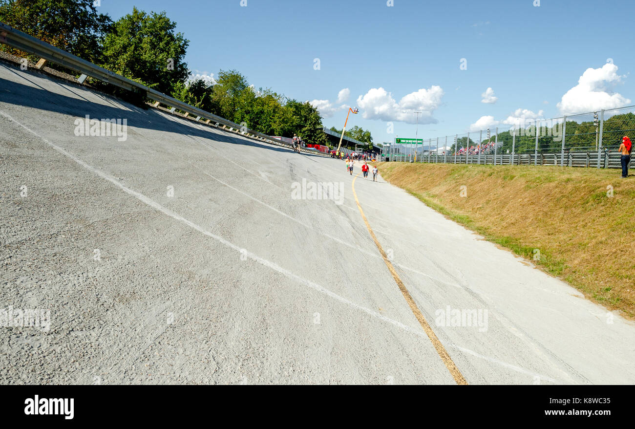 Die alte Steilkurve auf der Rennstrecke von Monza. Stockfoto