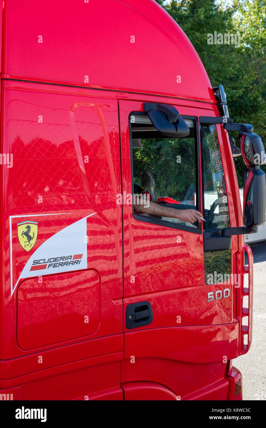 Ferrari fahren, wobei eine Zigarettenpause Stockfoto