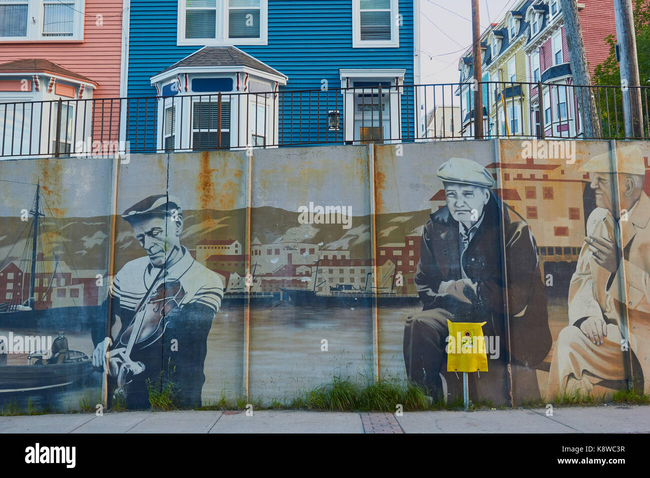 Wandmalerei, Duckworth Street, St. John's, Neufundland, Kanada. Durch die Stadt St. John's beauftragt, das kulturelle Erbe zu feiern. Stockfoto