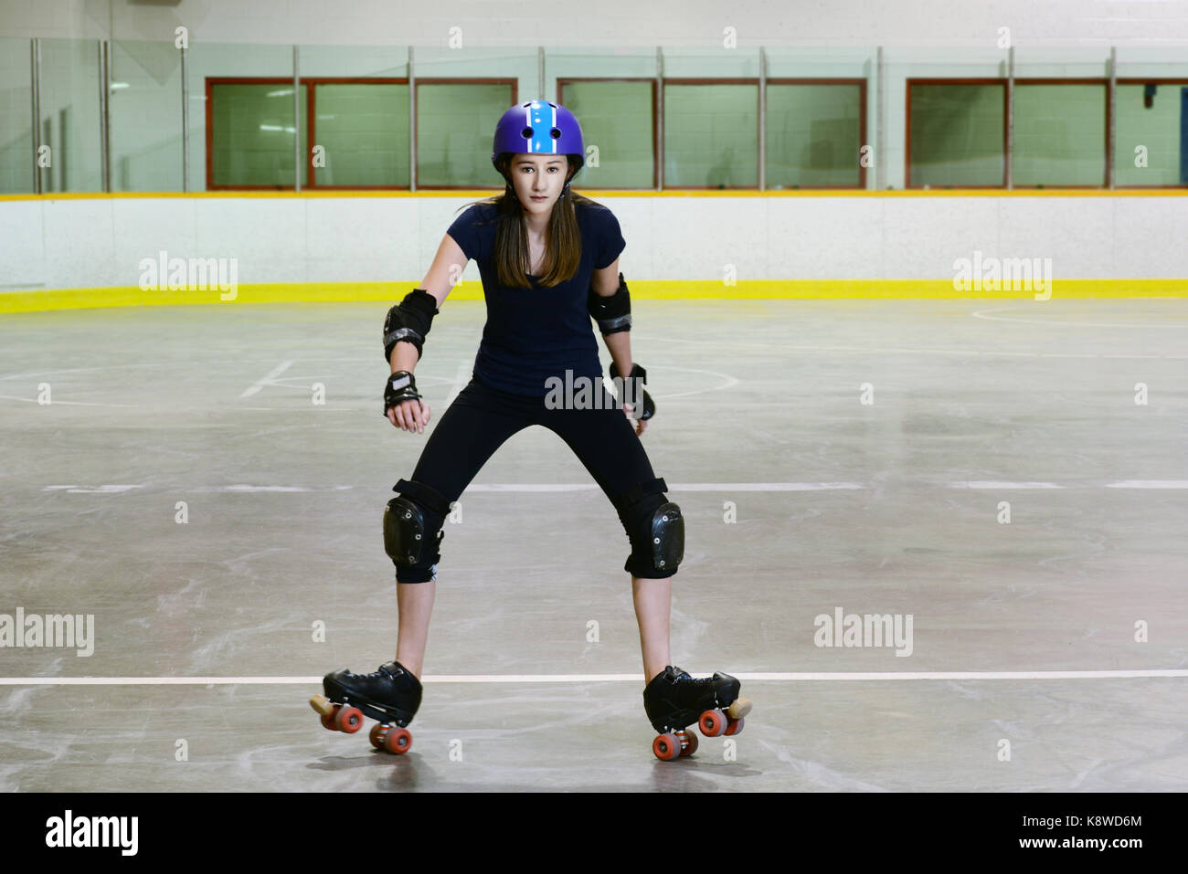 Teenager stehen auf der Rückseite der Räder auf Quad Skates Stockfoto