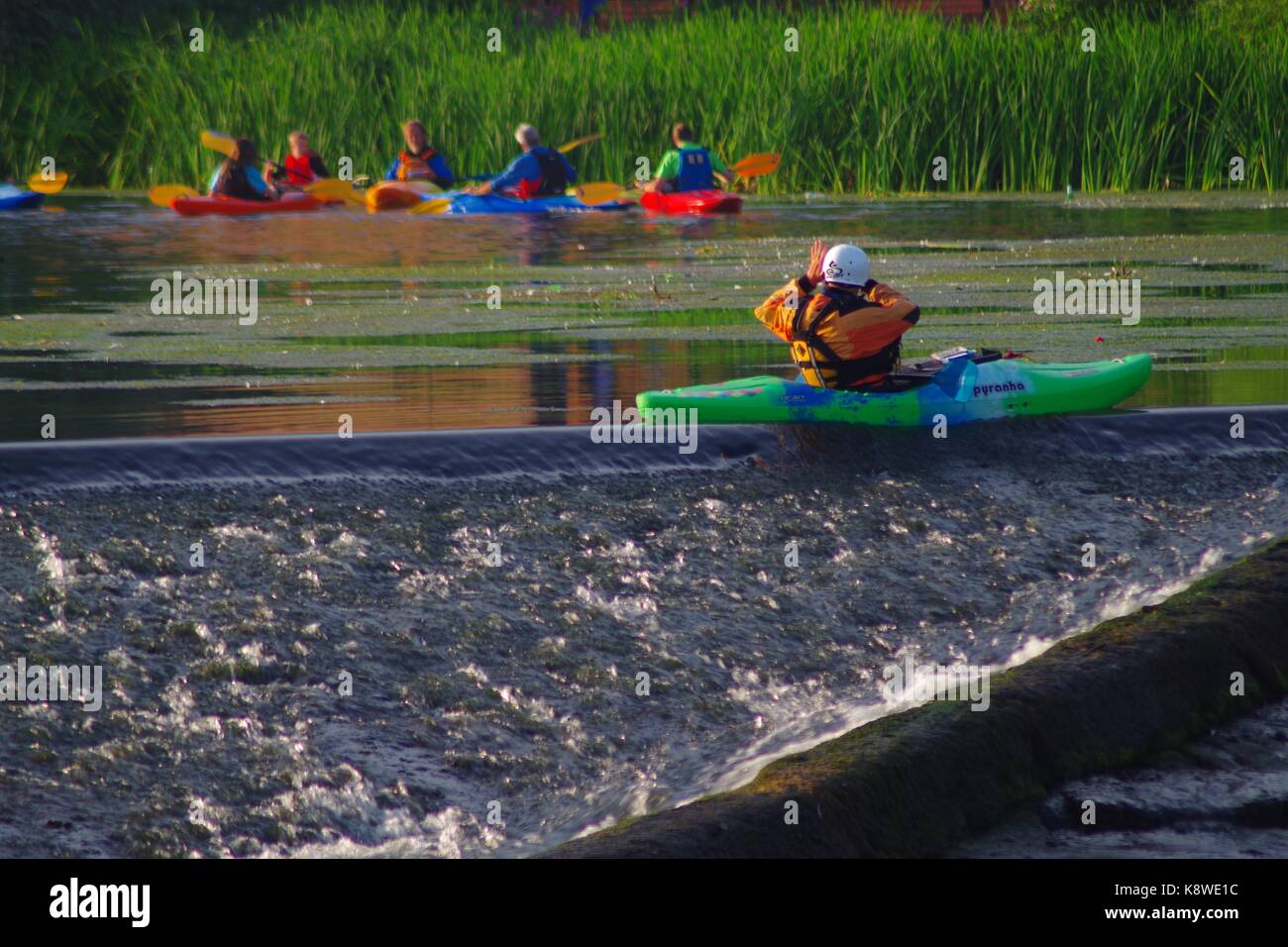 Kajakfahrer verhandeln Trews Wehr auf dem River Exe. Exeter, Devon, Großbritannien. August, 2017. Stockfoto