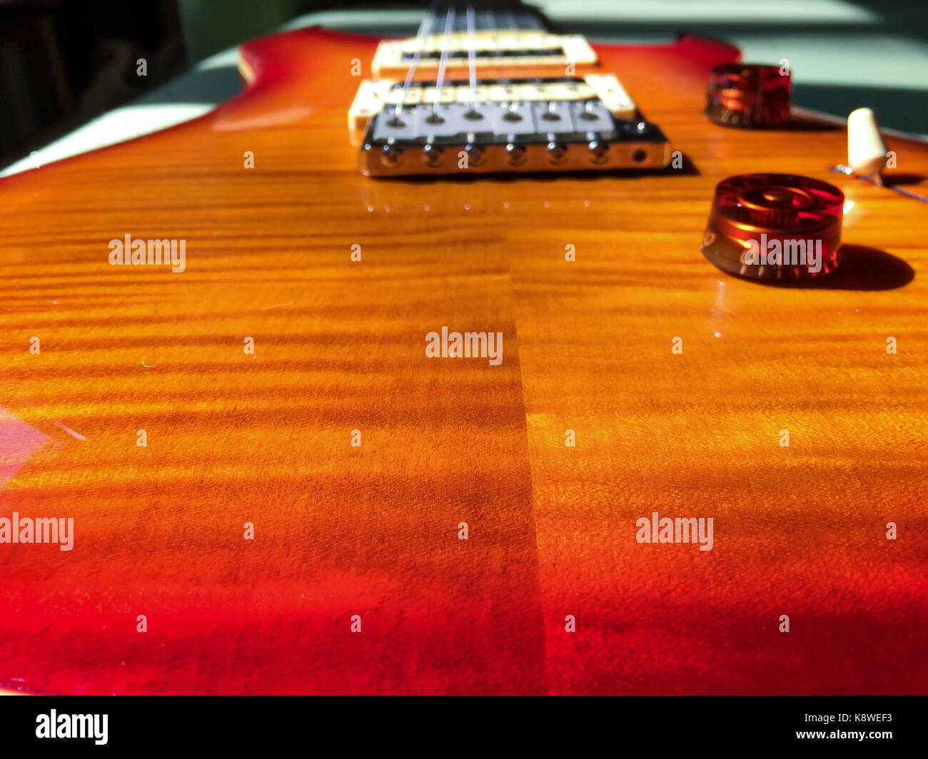 Flame Maple cherry Burst E-Gitarre Stockfoto