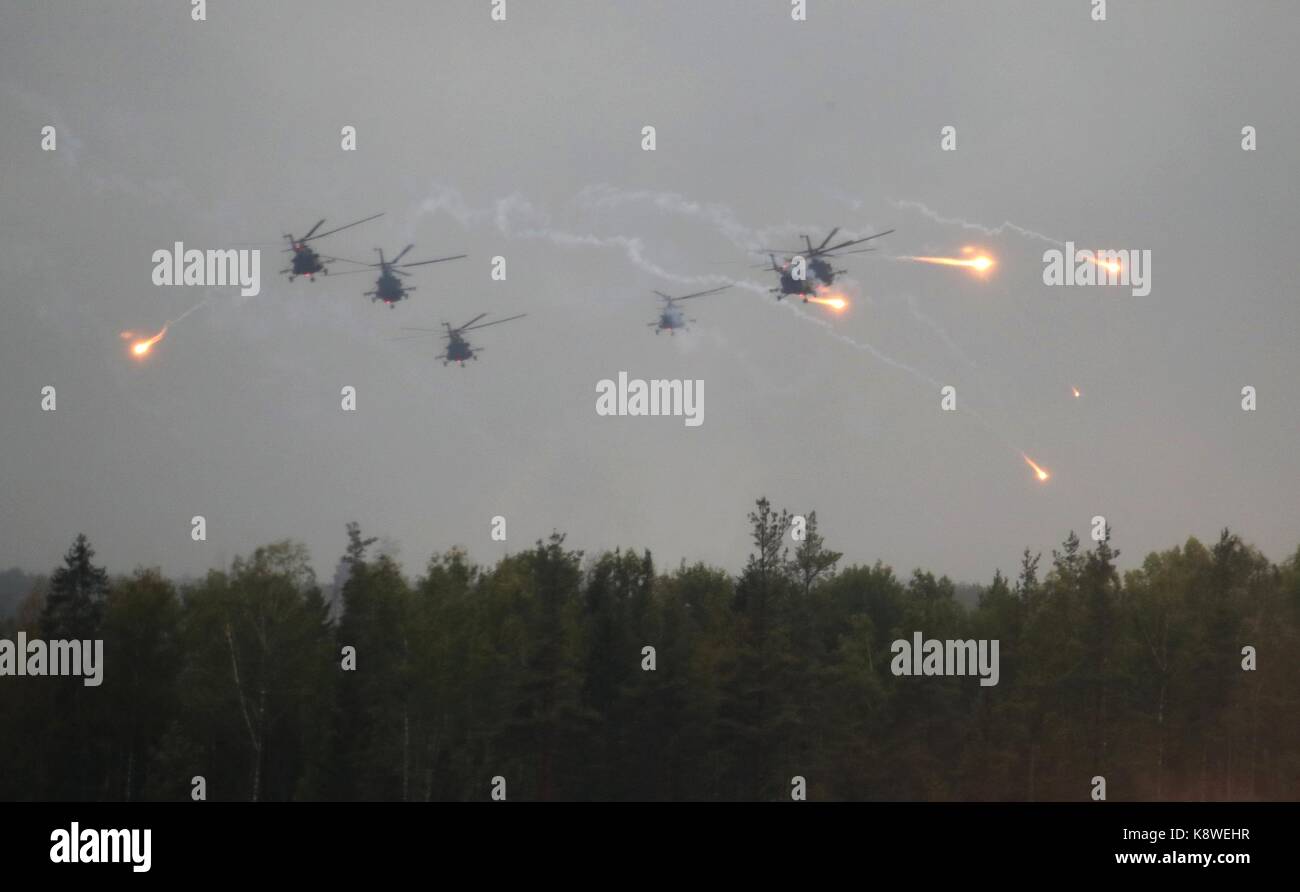 Russische Hubschrauber Mi-8 Kampfhubschrauber Feuer Flares und Raketen während der ZAPAD West 2017 militärische Übung an der Luzhsky Bereich training September 18, 2017 außerhalb von St. Petersburg, Russland. Stockfoto