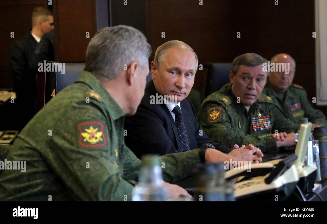 Der russische Präsident Wladimir Putin Chats mit Verteidigungsminister Sergej Shoigu, Links, wie Streitkräfte Gen. Valery Gerasimov, rechts, während die militärische Übung in der Luzhsky Bereich training September 18, 2017 außerhalb von St. Petersburg, Russland aussieht. Stockfoto