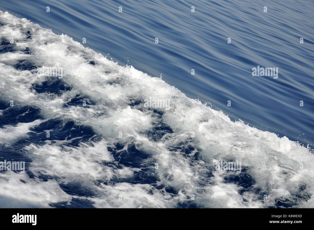 Meer Wellen von einem Schiff Stockfoto