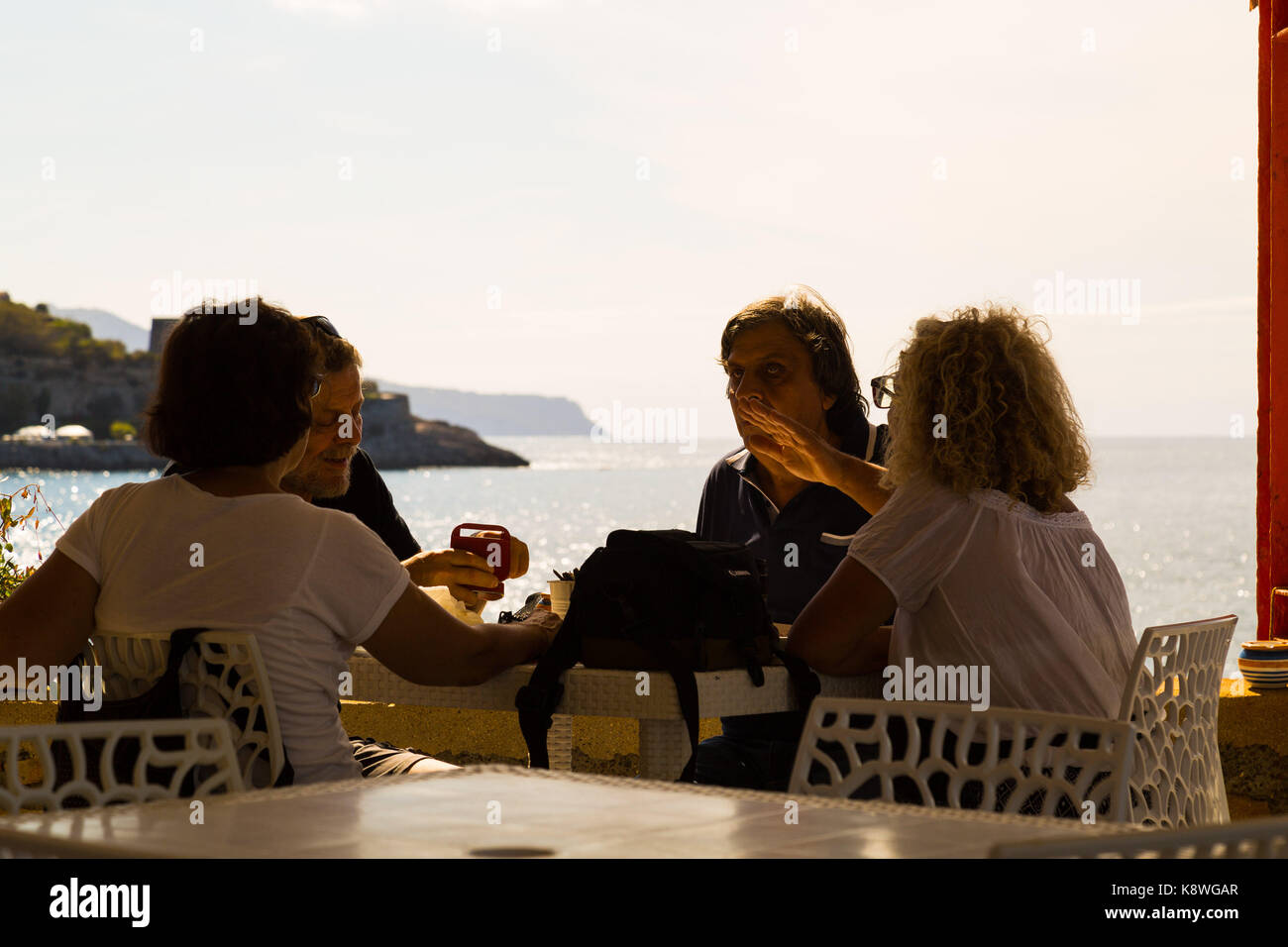Sorrento, Italien, 18. September 2017. Genießen Sie einen Drink in einem Restaurant am Meer mit Blick auf das Capo di Massa und die fernen Insel Capri in der Nähe von Sorre Stockfoto