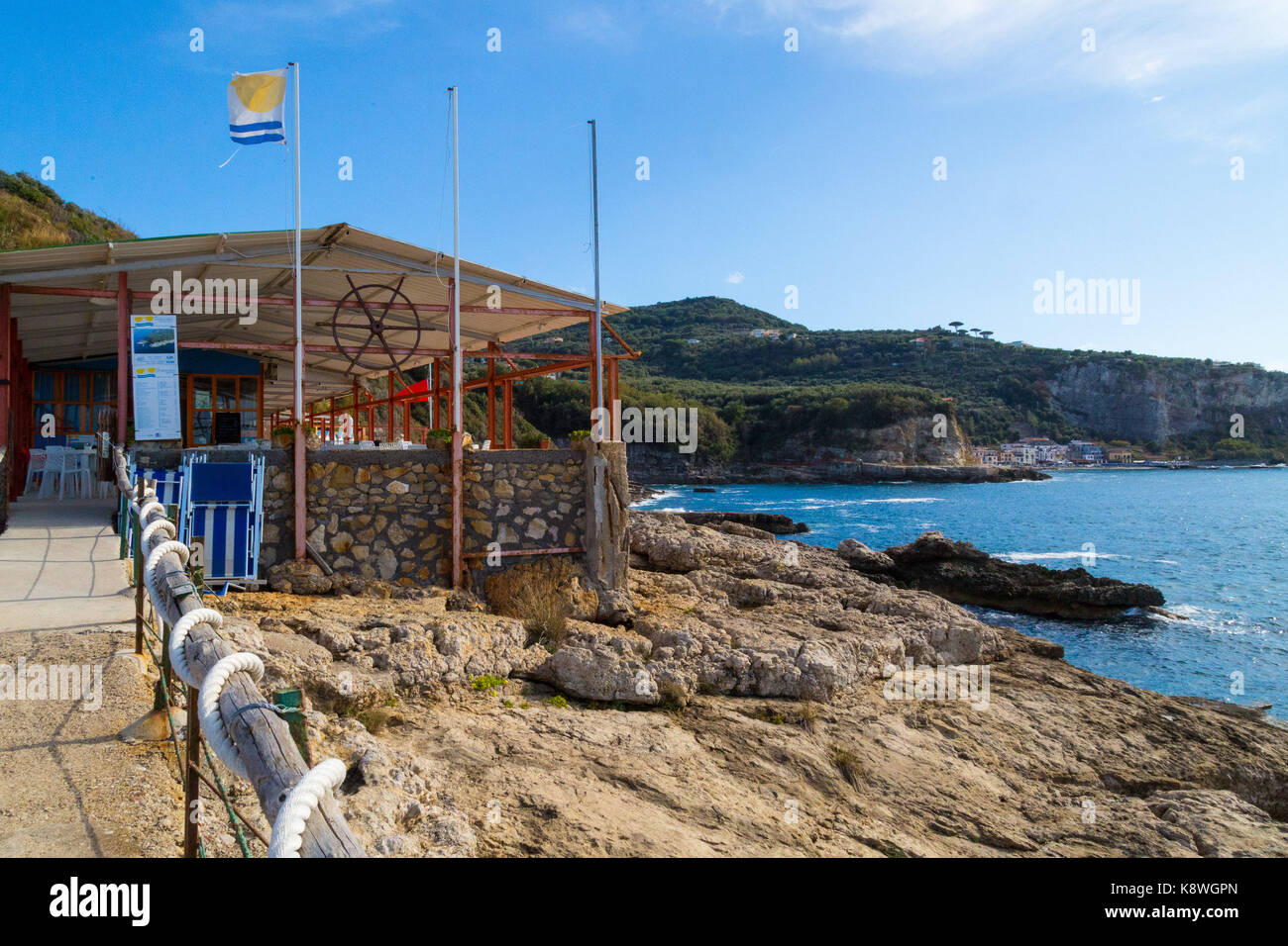 Sorrento, Italien, 18. September 2017. Ein Restaurant am Meer in der Nähe des Weilers von Poulo, in der Nähe von Sorrento, Italien. © Paul Davey Stockfoto