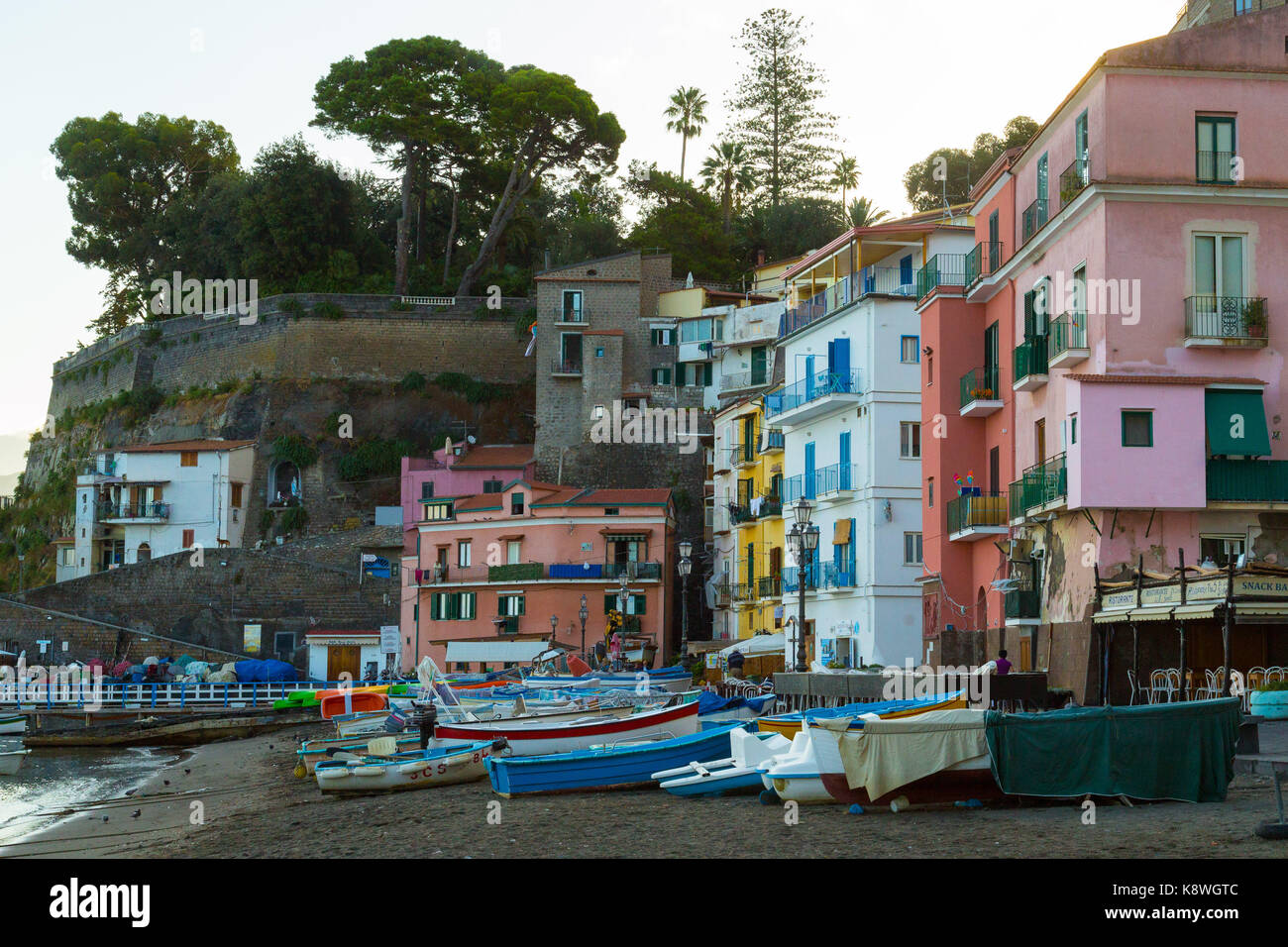 Sorrento, Italien, 15. September 2017. Boote am Strand von Marina Grande in Sorrent, Italien. © Paul Davey Stockfoto