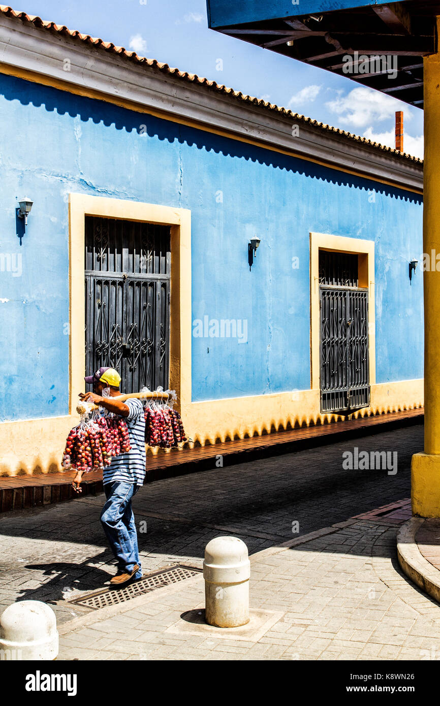 Straßenverkäufer zu Fuß auf dem historischen Zentrum. Coro, Bundesstaat Falcon, Venezuela. Stockfoto