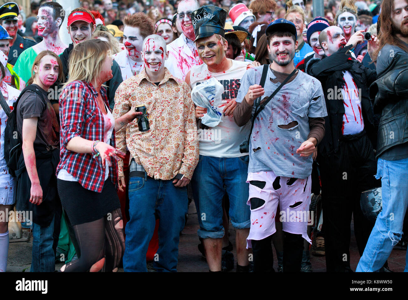 Eine Gruppe von lächelnden, glücklichen Menschen verkleidet als Zombies für die jährliche Bristol Zombie jedes Jahr im Oktober in der Nähe von Halloween statt zu Fuß Stockfoto