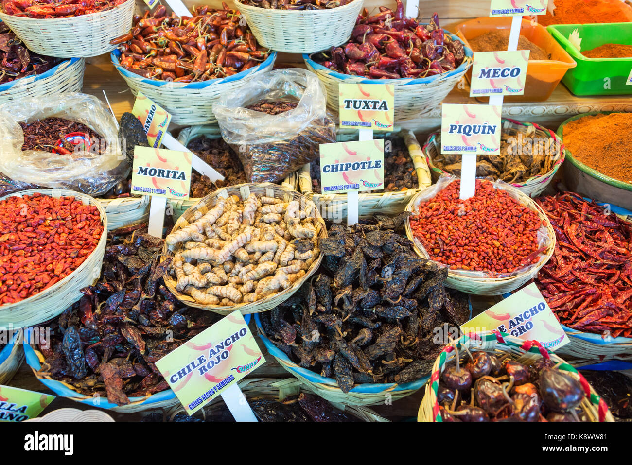Verschiedene Arten von Chiles zum Verkauf in einem Markt in Oaxaca, Mexiko Stockfoto