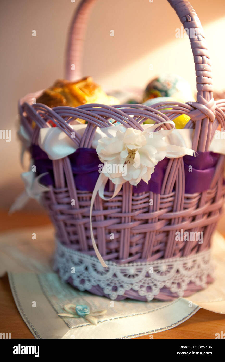 Ostern Korb vor dem Segen in der Kirche Stockfoto