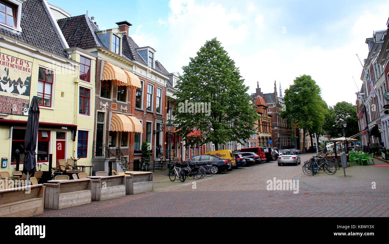 Restaurants und Bars an der szenischen Eewal Straße in der friesischen Hauptstadt von Leeuwarden, Niederlande, Stockfoto